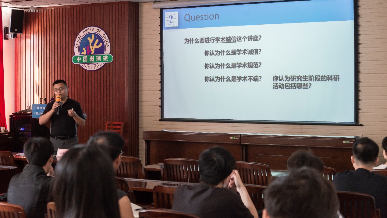 一群人在开会描述已自动生成